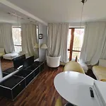 Charming With A Tranquil Balcony Garden View شقة *
