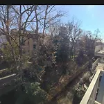 Charming With A Tranquil Balcony Garden View شقة *
