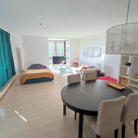 Charming With A Tranquil Balcony Garden View شقة