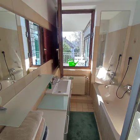 公寓 Charming With A Tranquil Balcony Garden View