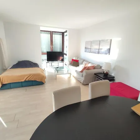 Apartment Charming With A Tranquil Balcony Garden View *
