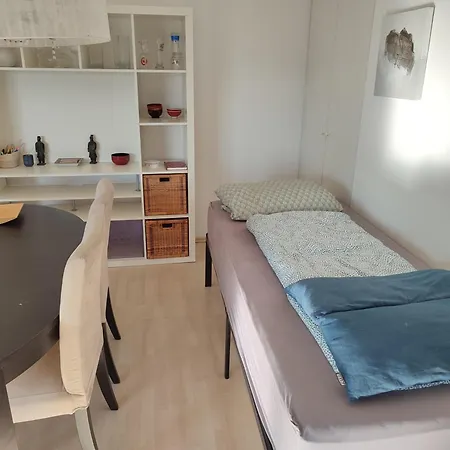 Charming With A Tranquil Balcony Garden View 公寓