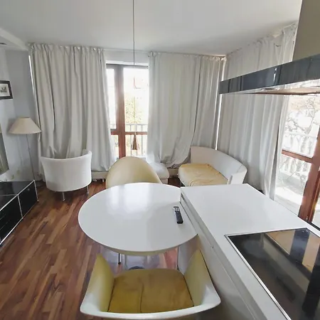Apartment Charming With A Tranquil Balcony Garden View