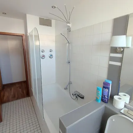 Apartment Charming With A Tranquil Balcony Garden View *