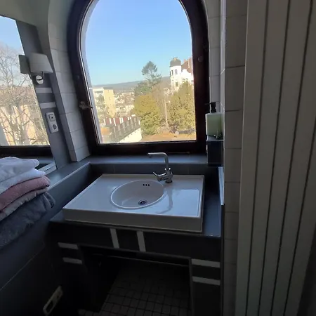 Charming With A Tranquil Balcony Garden View 公寓