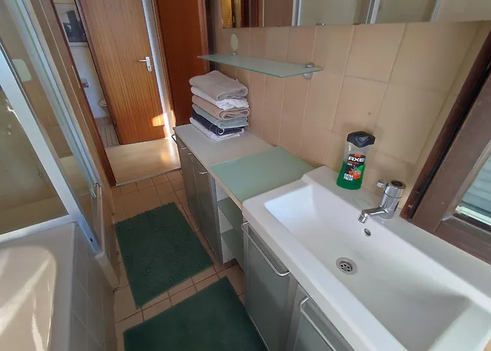 Апартаменты Charming With A Tranquil Balcony Garden View