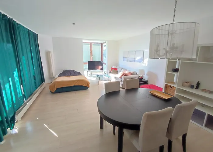 Charming With A Tranquil Balcony Garden View Апартаменты