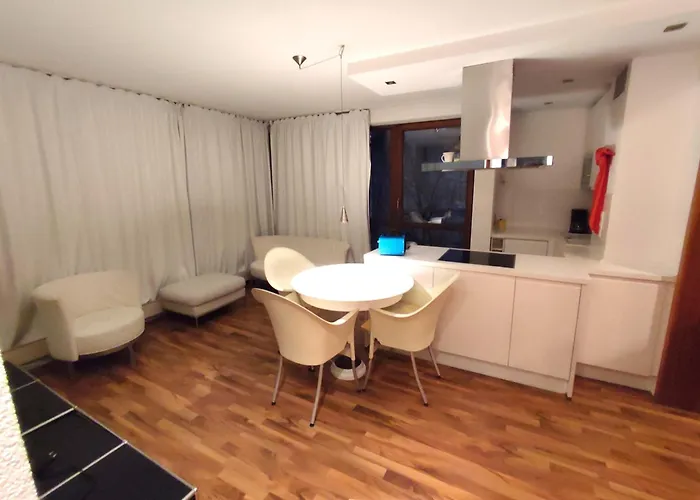 Charming With A Tranquil Balcony Garden View Апартаменты *