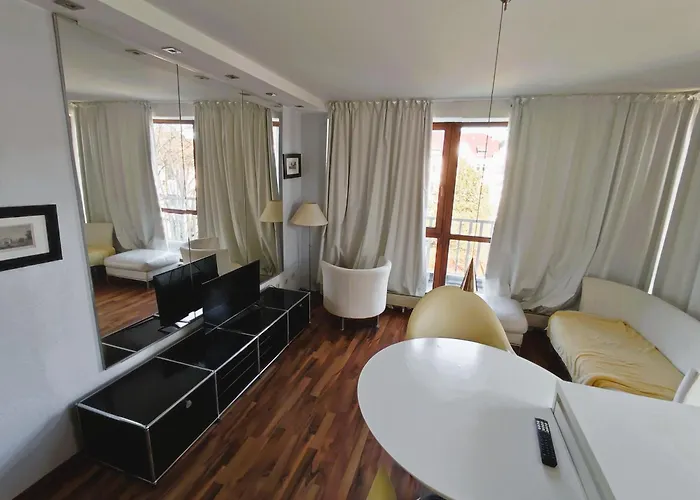 Charming With A Tranquil Balcony Garden View Апартаменты *