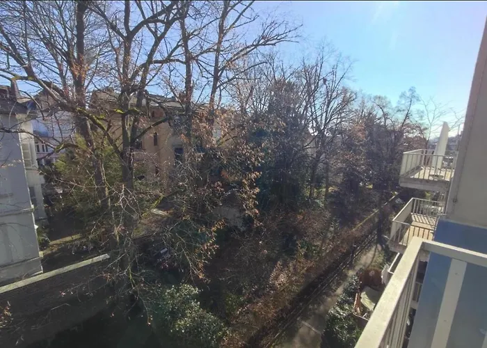 Charming With A Tranquil Balcony Garden View Апартаменты *